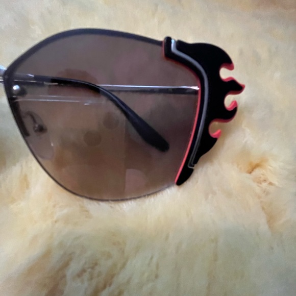 💯 Authentic Stylish Prada Sunglasses. Wore them about 3 times. - Picture 5 of 11